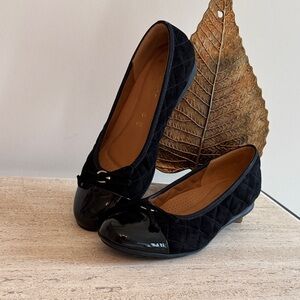 Gabor Women's Black Suede with Patent Toe Flats - size 9 US - Like New!